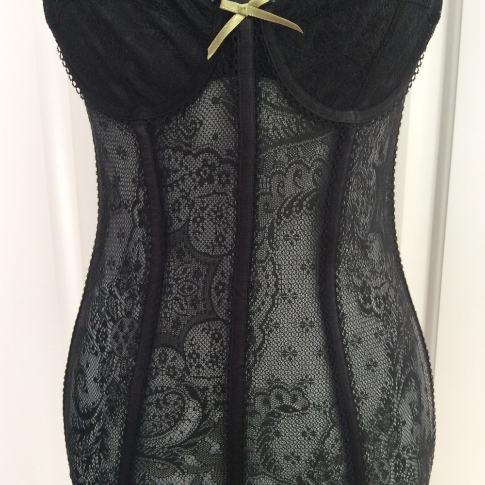 Elle MacPhearson 34B boudoir corset